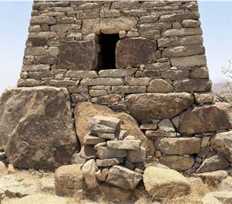 الدرج الحجري للحصن