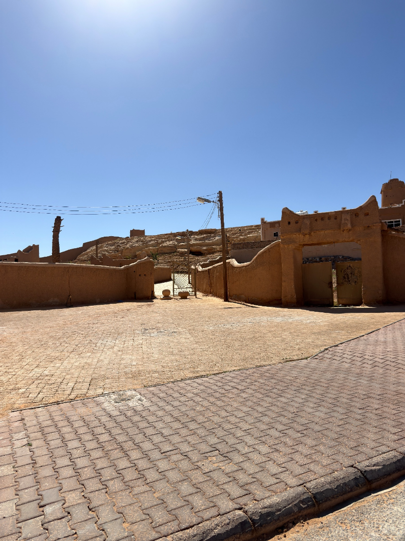 يعزز جدار القرية من حالة الحماية