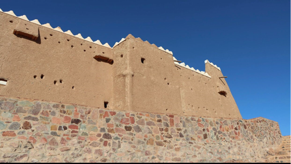 البناء الخارجي لقلعة أعيرف وفتحات المراقبة التي تمكن الحراس من رصد أي تحركات معادية