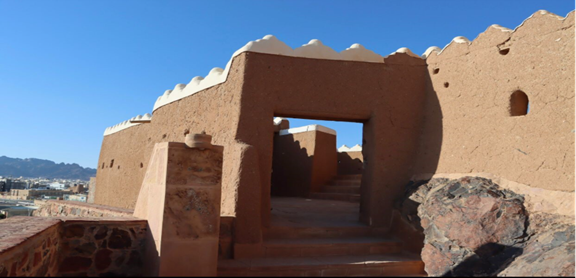 البوابة الخارجية لقلعة أعيرف الذي يعكس التصميم الطابع الحربي للقلعة