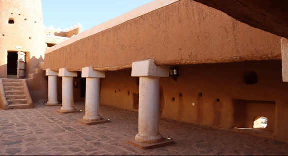 من داخل باحة مسجد قلعة أعيرف