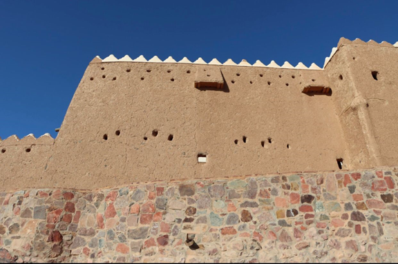 قلعة أعيرف من الخارج ويظهر الطابع الدفاعي للقلعة