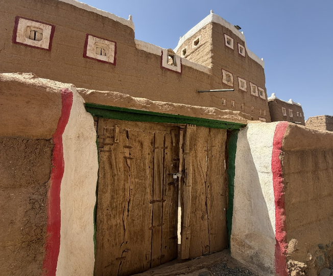 بوابة إحدى بيوت القرية