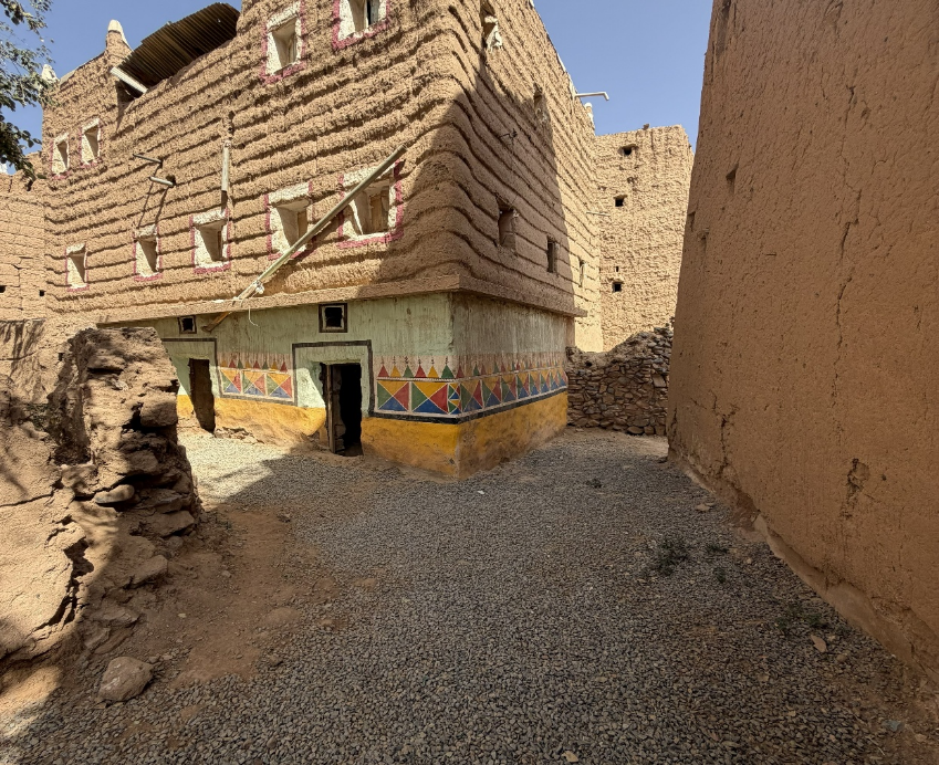 النقوش والرسومات المعمارية في قرية ظهران