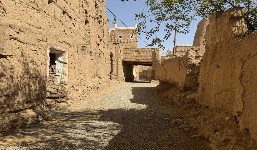 مسارات تسهل حركة الزوار