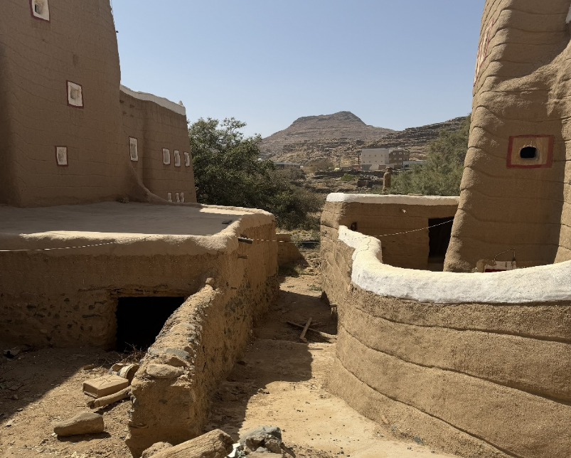 المنطقة الجبلية المحيطة بقرية ظهران
