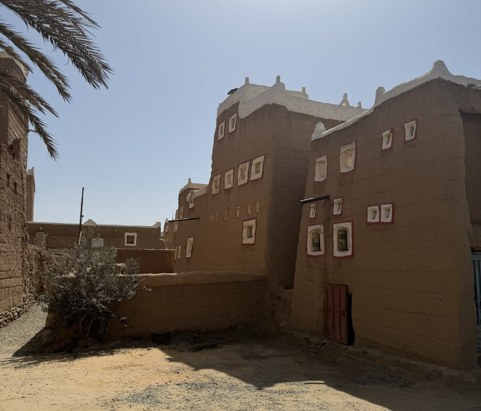الساحات المفتوحة كحلقة وصل بين بيوت القرية