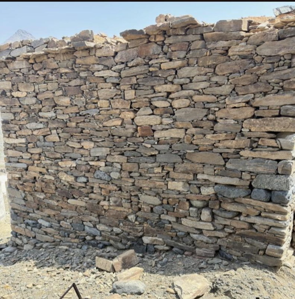 استخدام الحجارة المحلية المستخرجة من البيئة المحيطة في تشييد الحصن