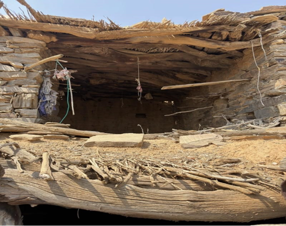 شيدت الأسقف المبنى باستخدام جذوع الأشجار وسعف النخيل، ثم غُطيت بطبقات من الصخور والطين