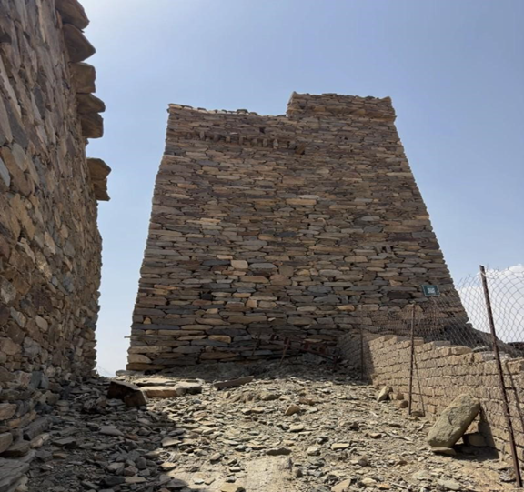 سياج يحيط بالموقع لتوضيح حدوده
