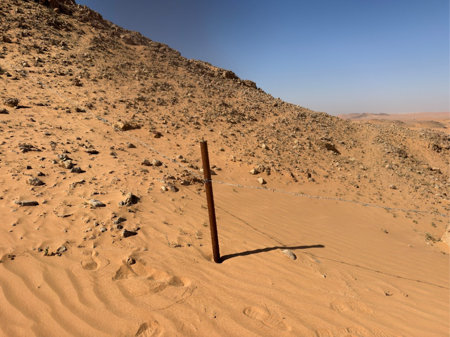 تلف السياج الحديدي المحيط بالموقع