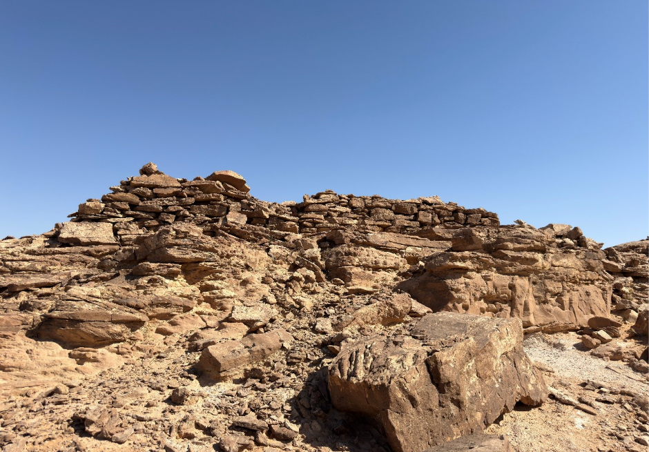 المصطبات الصخرية للقبور