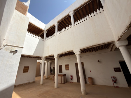 الفناء الداخلي وتوزيع الفراغات المعمارية داخل الموقع