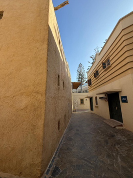 الطرق المعبدة المحيطة بالموقع