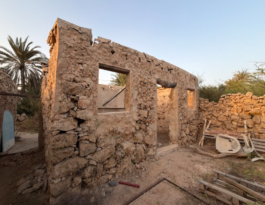 تآكل الأحجار وتشقق الجدران