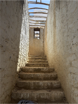 الدرج الداخلي للبيت
