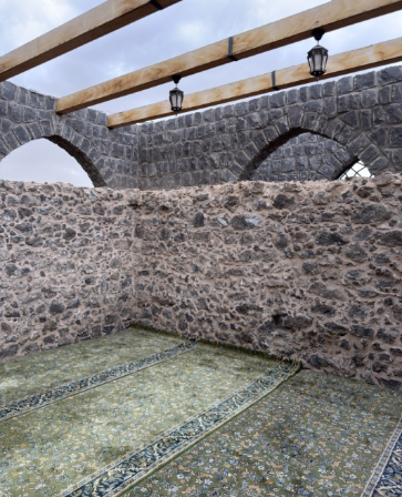 ارتفاع جدران المسجد وأبعادها