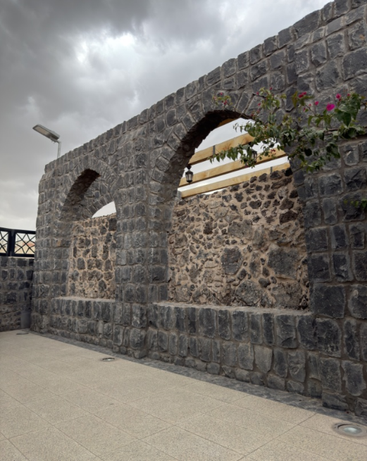 الحجارة البازلتية المستخدمة بناء المسجد