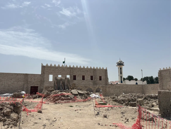 ترميم الجهة الجنوبية للموقع بما يشمل السور والمدخل الرئيسي