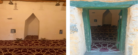 المسجد في الفناء الخارجي للقصر