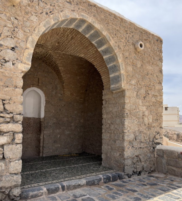 التفاصيل المعمارية الداخلية والخارجية لمسجد علي بن أبي طالب (الأبعاد، الأقواس، والقبة)