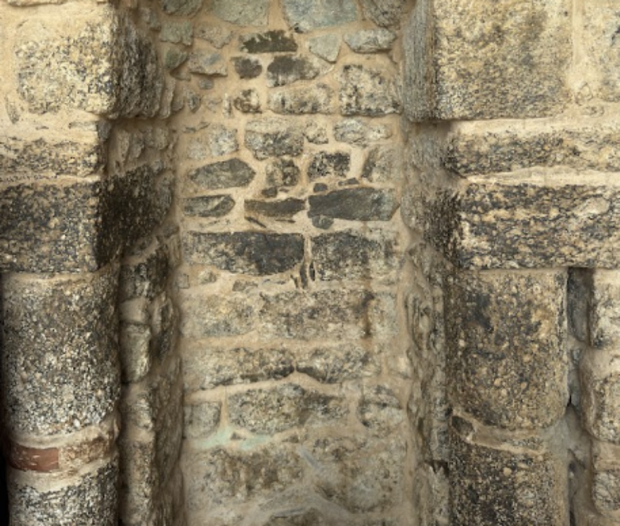 أثر الحريق واسوداد الحجارة في مسجد الفتح