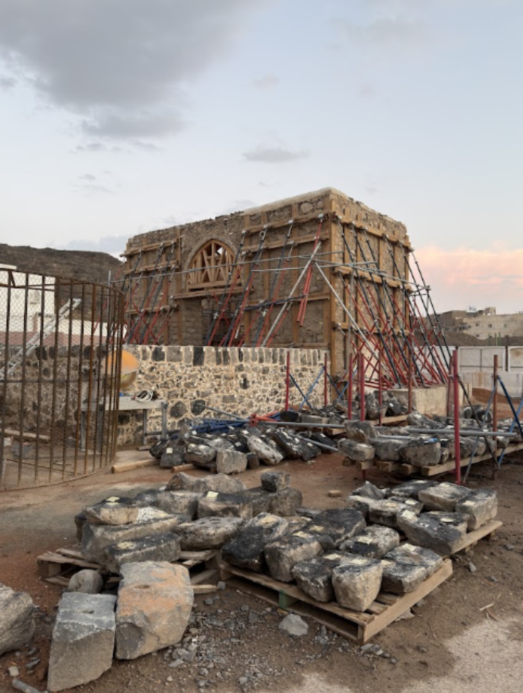 أعمال إعادة البناء في مسجد عمر بن الخطاب