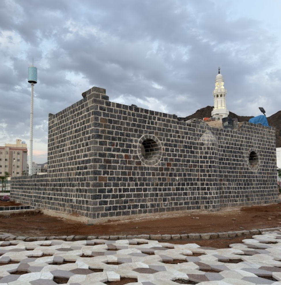 الواجهة المعمارية لمسجد أبي بكر الصديق وتفاصيل استخدام الحجر البازلتي والجبص في البناء والترميم
