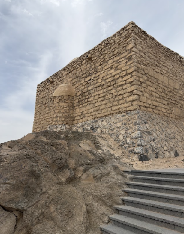 وقوع مسجد الفتح على سفح الجبل