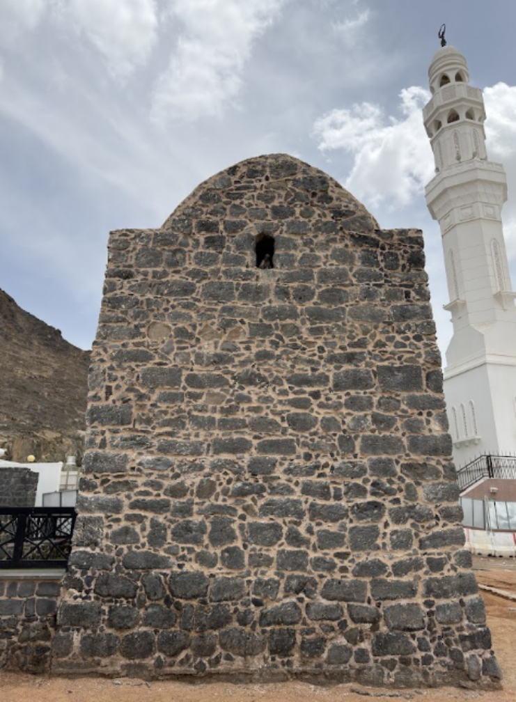الأحجار البازلتية التي شيد بها مسجد سلمان الفارسي