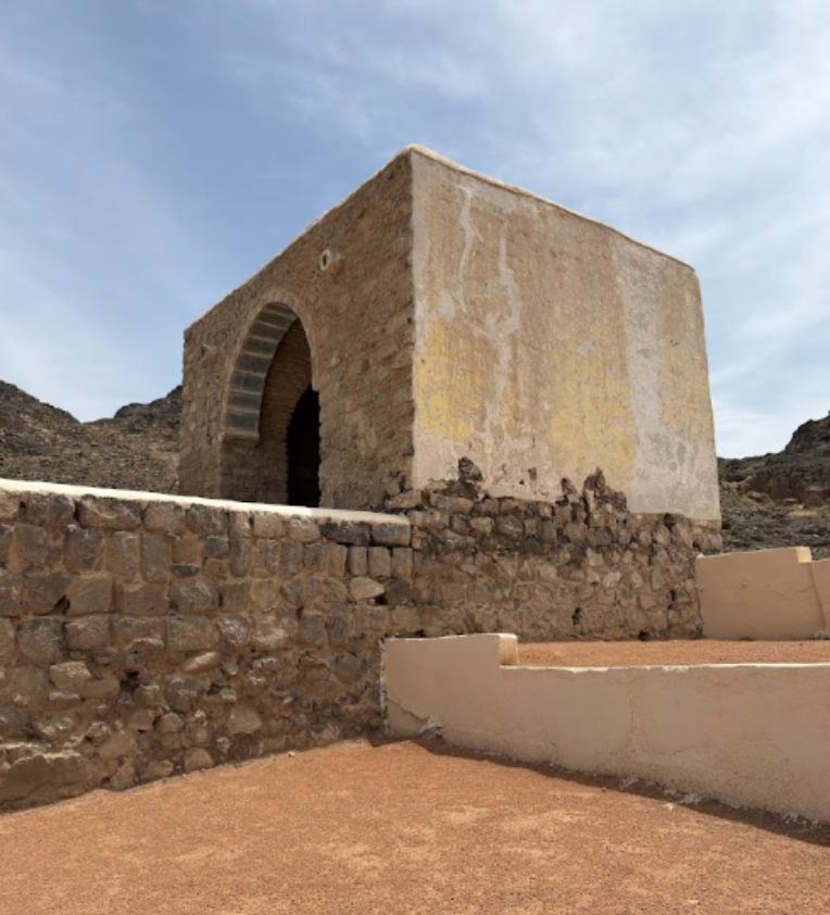 وقوع المسجد على هضبة مرتفعة عن بقية المساجد