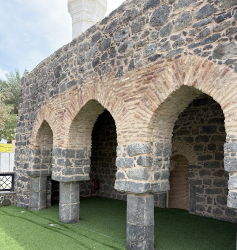 الأقواس الثلاثة المشيدة بالطوب الأحمر في مسجد سلمان الفارسي