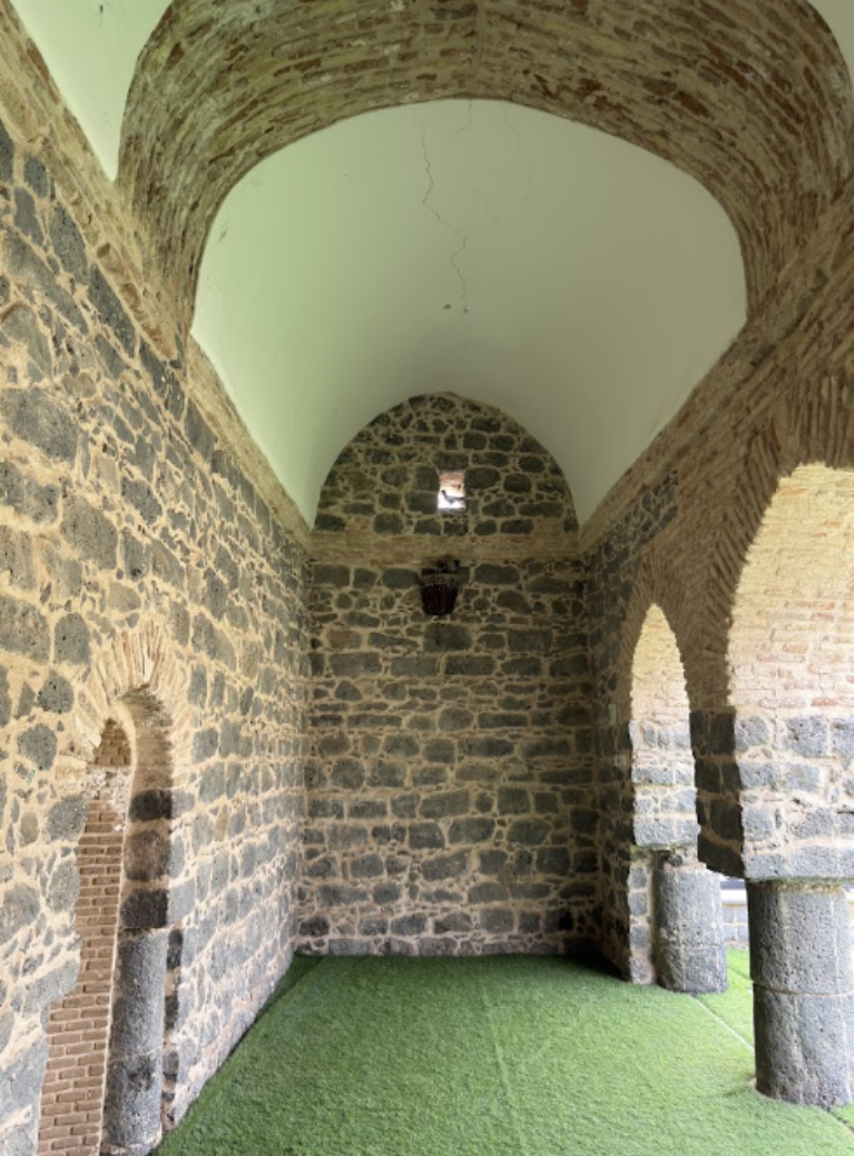 سقف مسجد سلمان الفارسي بالطوب الأحمر