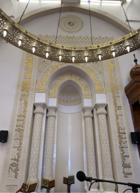 محراب مسجد القبلتين المزخرف بنقوش هندسية وآيات قرآنية
