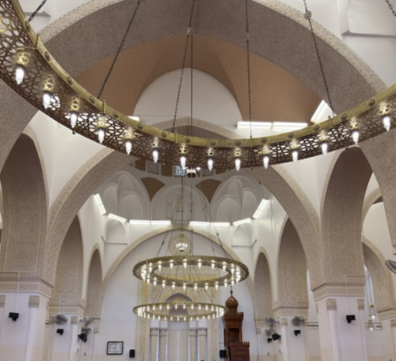 الطراز المعماري للمسجد الذي يجمع بين الحداثة والطراز الإسلامي العريق