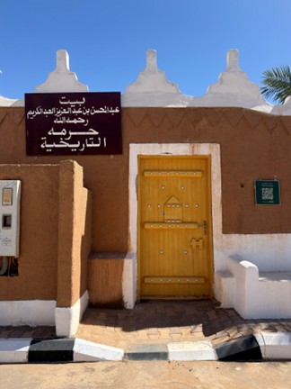 المباني والساحات داخل الموقع