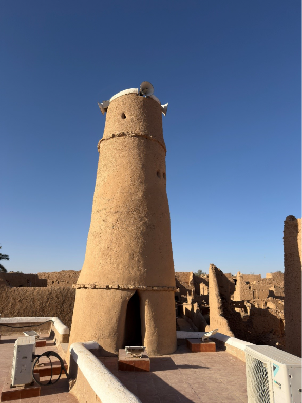المسجد داخل القرية التراثية بالتويم