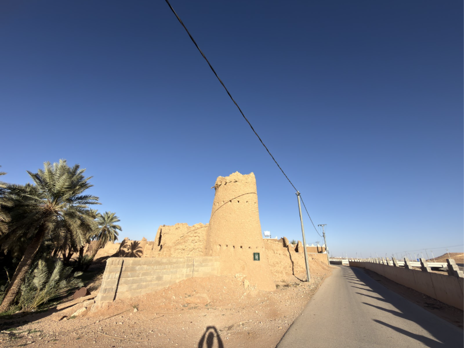 الطريق المعبدة المحيطة بالموقع