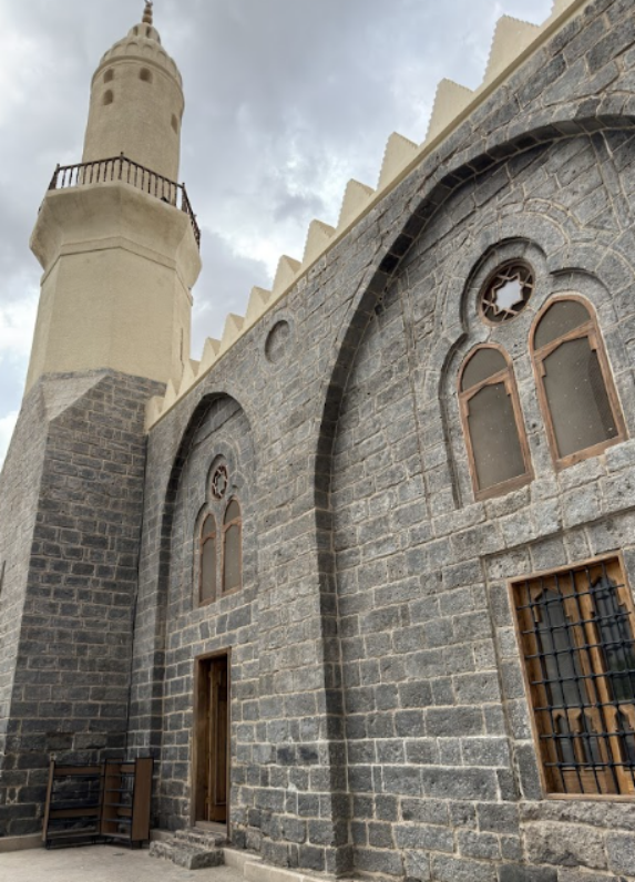 مسجد الغمامة المميز بالحجر البازلتي، وتتقدمه مئذنة واحدة