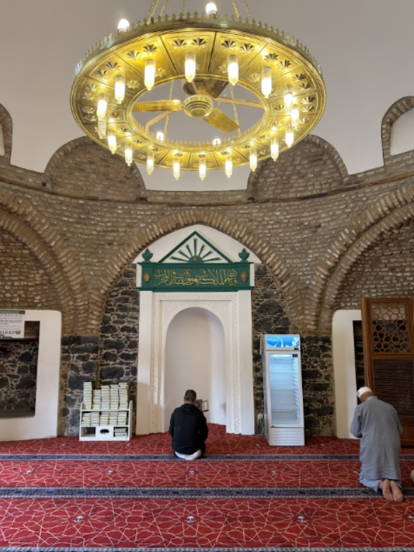 مسجد أبي بكر الصديق يضم ثمانية أقواس جدارية من الطوب الأحمر تفصل بينها أعمدة