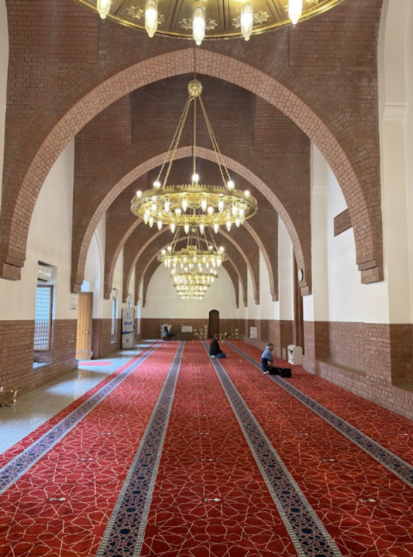 مسجد علي بن أبي طالب من الطوب الأحمر ويضم سبع قباب بلا أعمدة وسطية (حيث تدمج الأعمدة بالجدران علويًا)