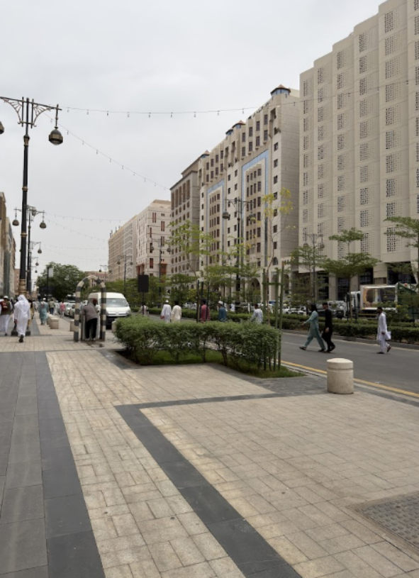 سوق المناخة المجاورة التي جرى تأهيل أرضياتها ببلاط حجر طبيعي مقاوم للحرارة