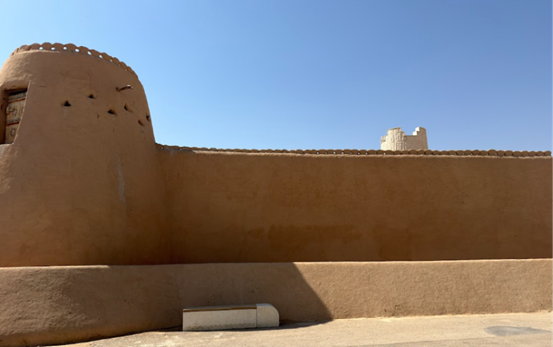 شرفات السور المزينة، وفتحات المراقبة المنتشرة في البرج