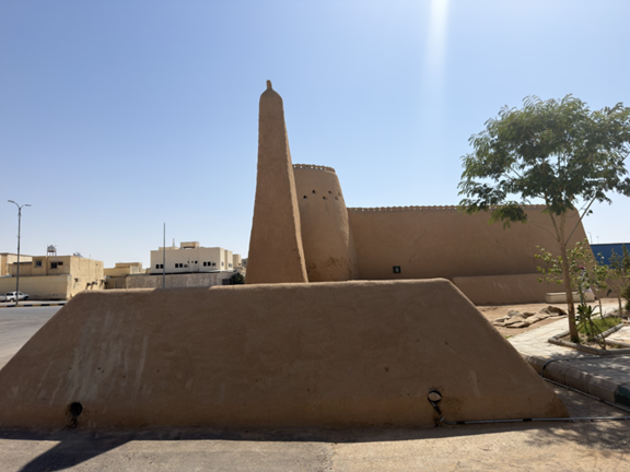 الزحف العمراني المحيط بالموقع .