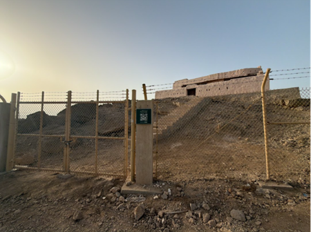 السياج الحديدي المحيط بقلعة الفرسان