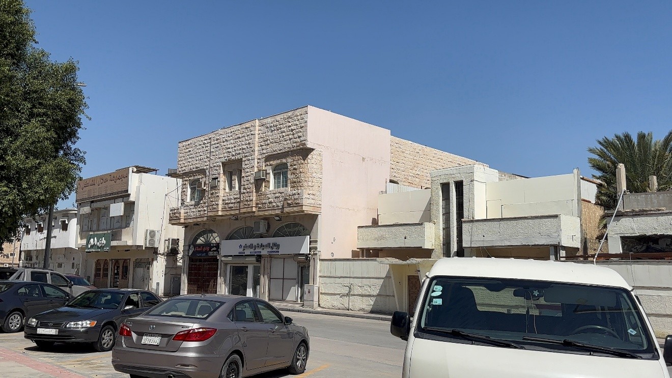 جانب من عمليات التحديث في وسط القطيف