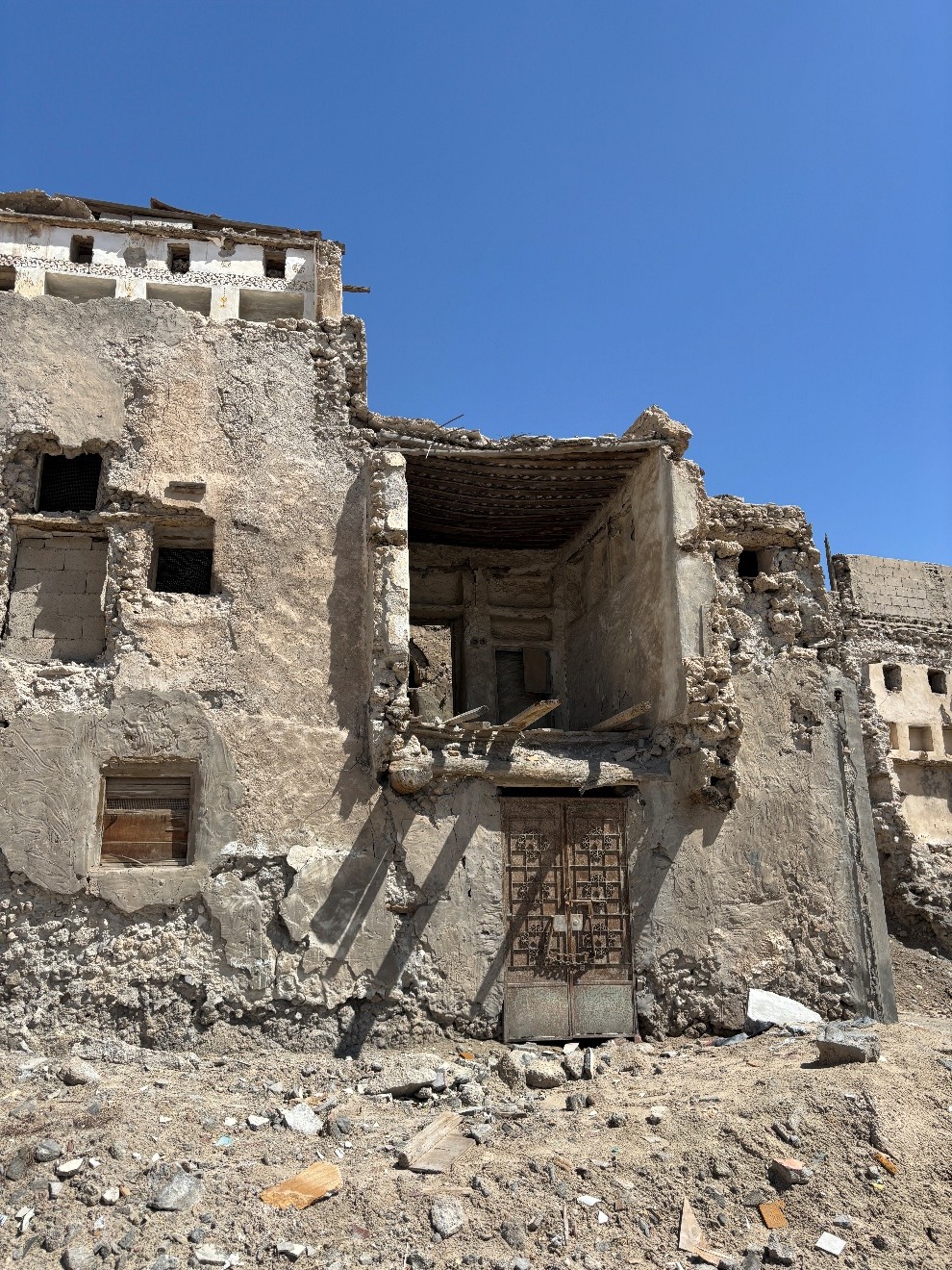 أجزاء من المباني المهدمة في وسط القطيف