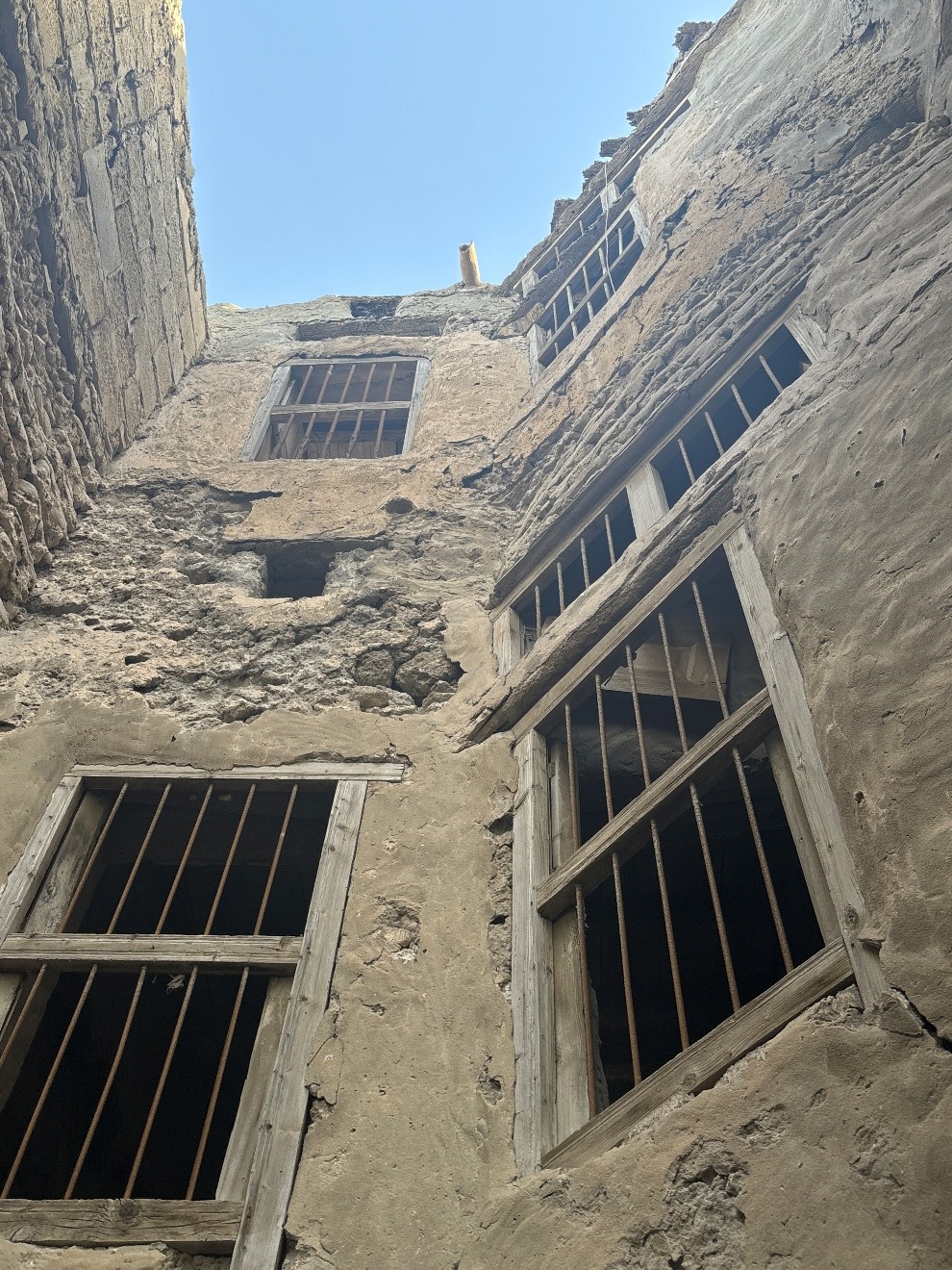 نموذج لأنماط النوافذ في مباني وسط القطيف