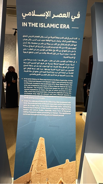 لوحات تعريفية وتحذيرية في البرج والموقع.