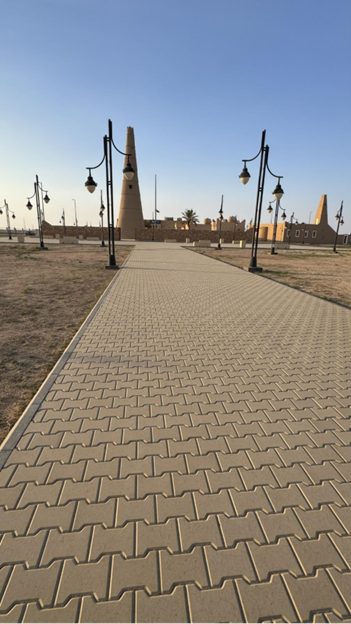 مسارات المشاة والأسوار الحامية للموقع وكذلك موقف السيارات.